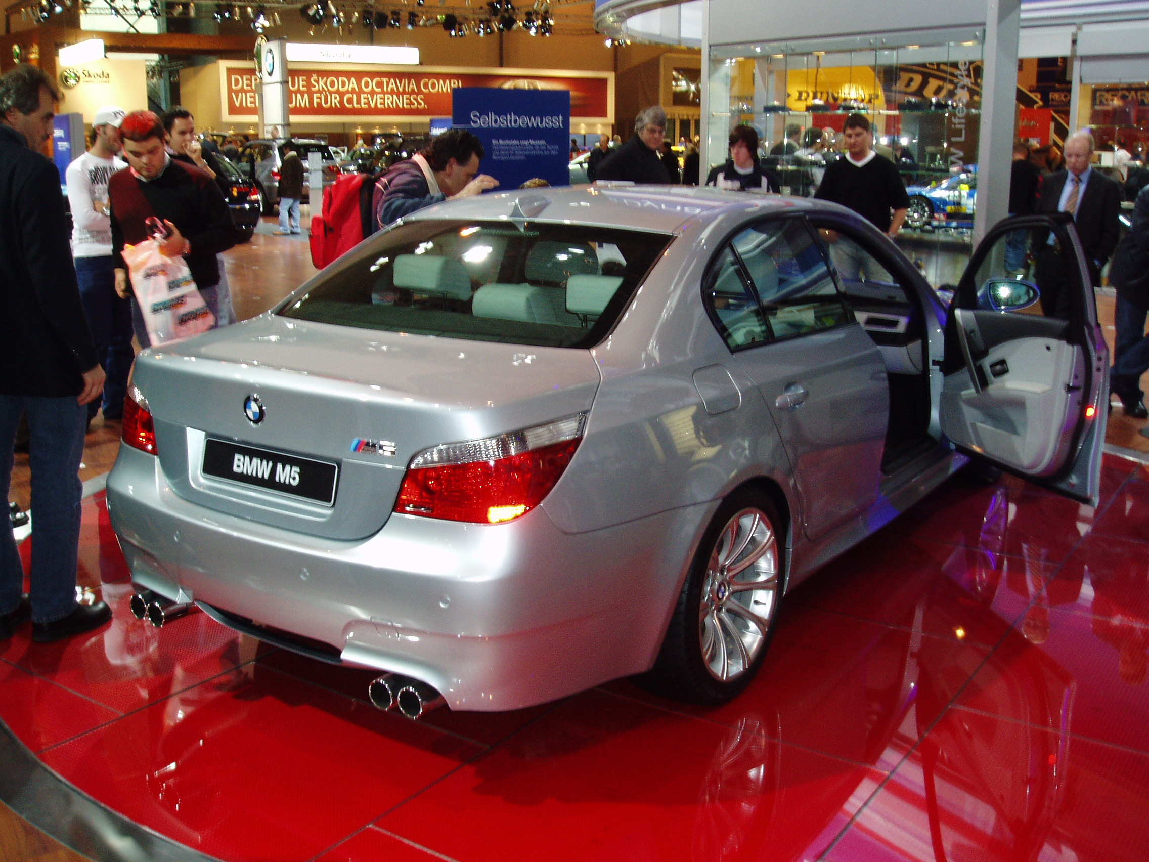 Meg i midten blandt de tre bak der=)