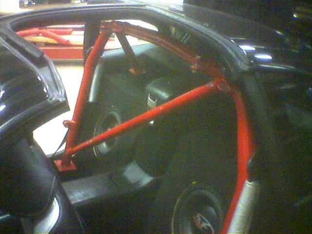 Vurderte ett veltebur ifra en kamerat, men slo det heldigvis fra meg. Frista ikke å skjære for mye i dashbordet.