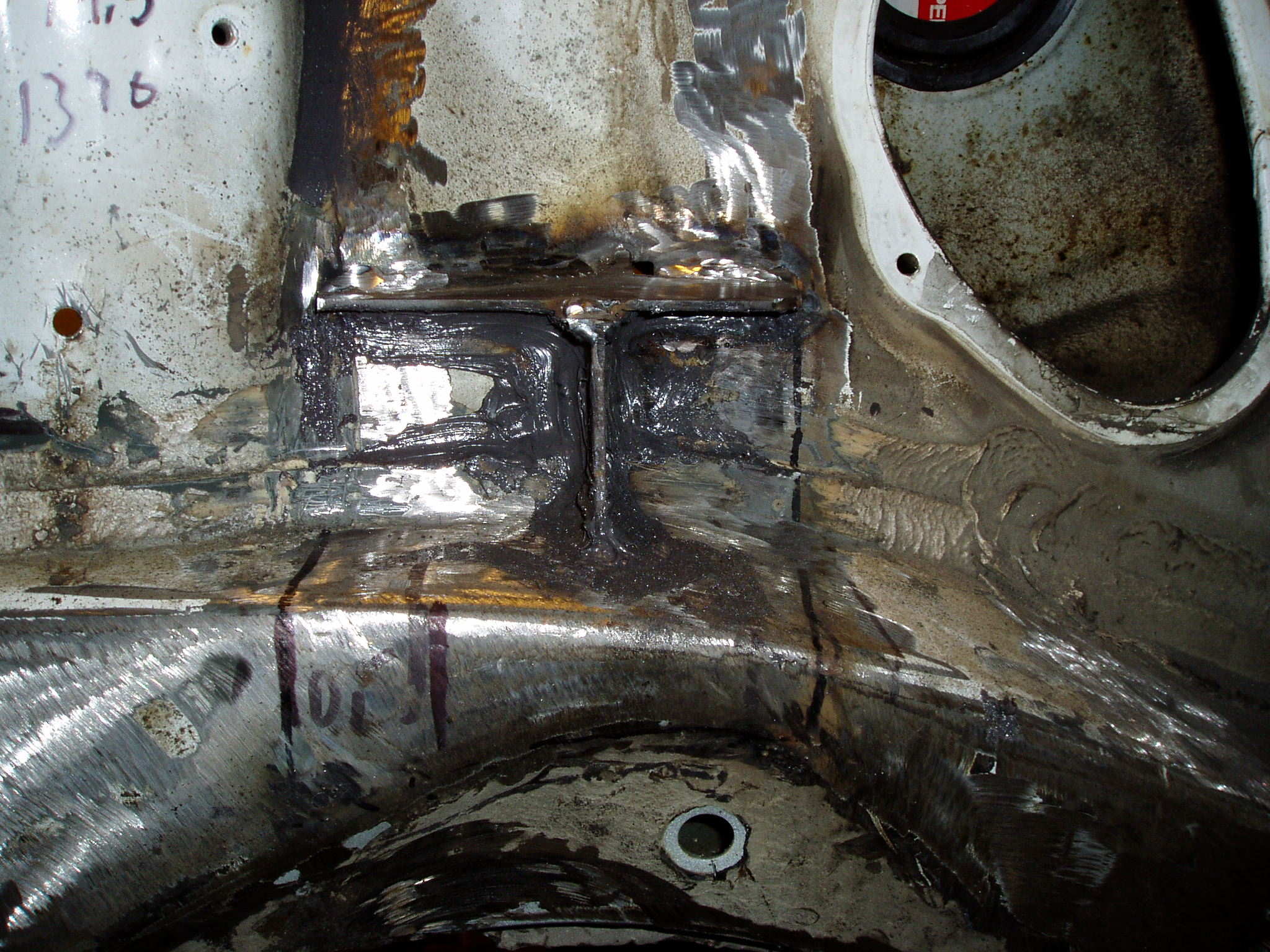 Festet som ligger i midten av &amp;quot;klossen&amp;quot;....dvs. at det ligger 3stk 5mm jern festet til aw11 ramma som er festet i sw20 motorfestet.