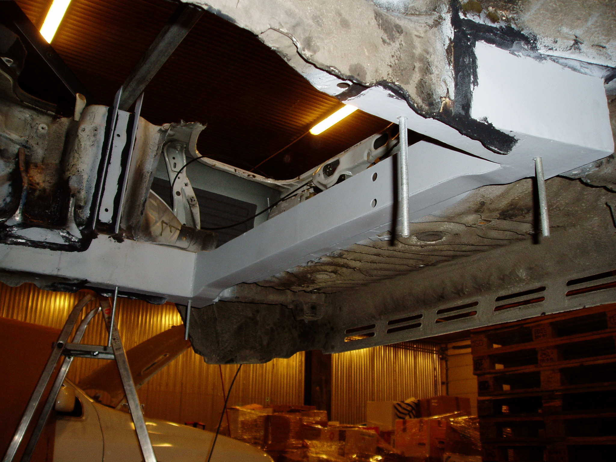 Festene fra undersiden, men mangler deleplata....