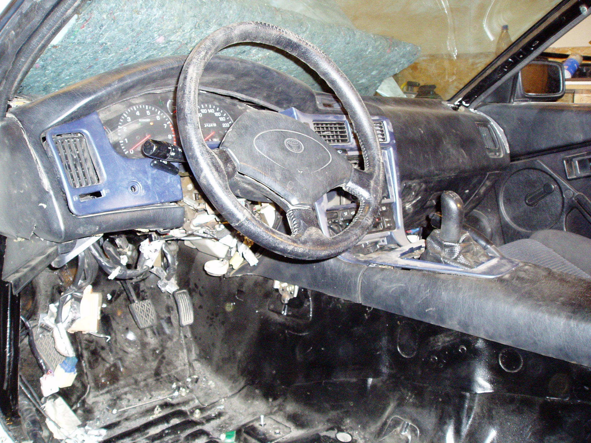 Dashboard, kappet mot dørene og frontruta og borret hull for rør...men det sitter ihvertfall fastskrudd.