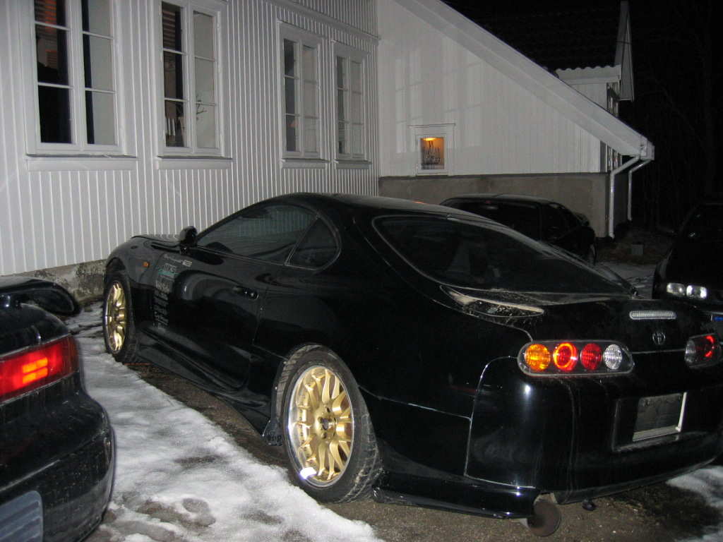 Den definitivt grommeste bilen utseendemessig! Litt ekstra i motoren, strutbars, pop-off, turbo-gauge osv. Og knallrå felger og styling! Automat. Front og vinge er tatt av på bildet ifm frakt.