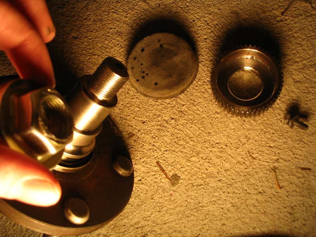 Muttern er herpa, prøvde og sage den av for å få den på, for en midlertidig løsning, men det gikk ikke.