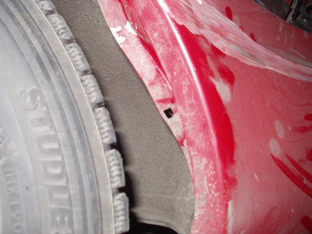 Metallet under fangeren er også trykt inn..