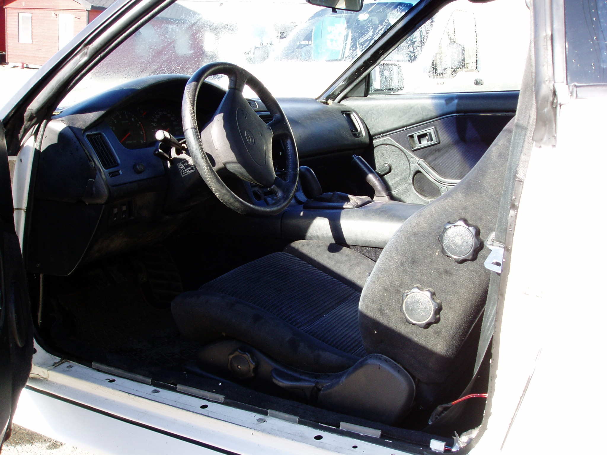 Dashboardet er ikke pent i hjørnene, men det sitter der fastskrudd.