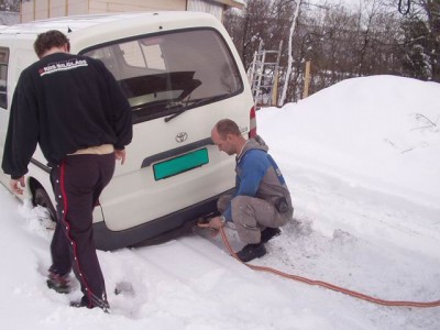 Her forsøker vi å slepe fra andre siden istedet. Varebilen har bakhjulstrekk,.