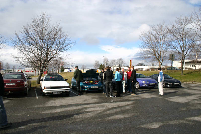 Flere fra den &amp;quot;harde kjerne&amp;quot;.. Og hva er det under panseret til Chris?