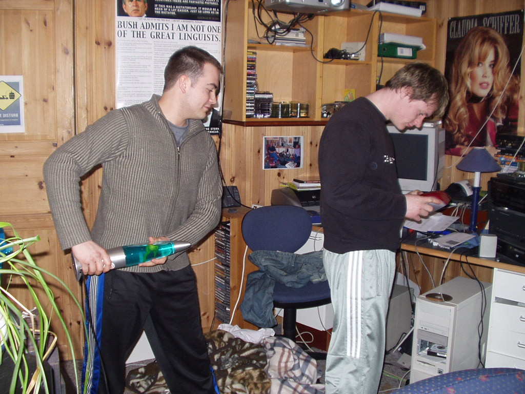 Han aner ingenting.... her er det bare å SNIKE seg innpå!! med en lavalampe..