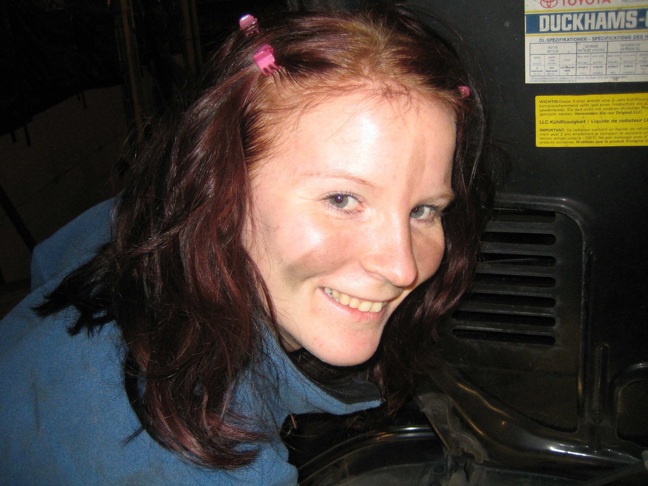 Stor jente, klare selv. Med litt hjelp av Lilleguds fingermerker i ansiktet *le*