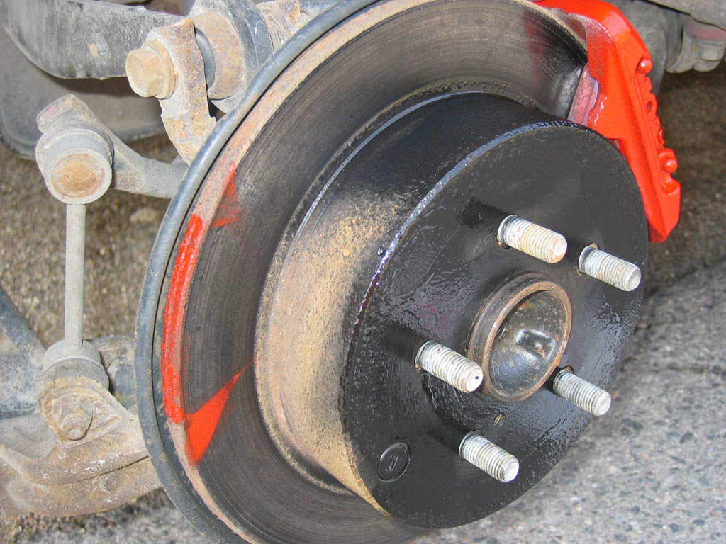 Det ser straks bedre ut, selv om jeg søler som en gris på bremseskiva med rødlakken... Men det er bare to-tre rapp på bremsepedalen i 100 km/t, så er vel det borte...