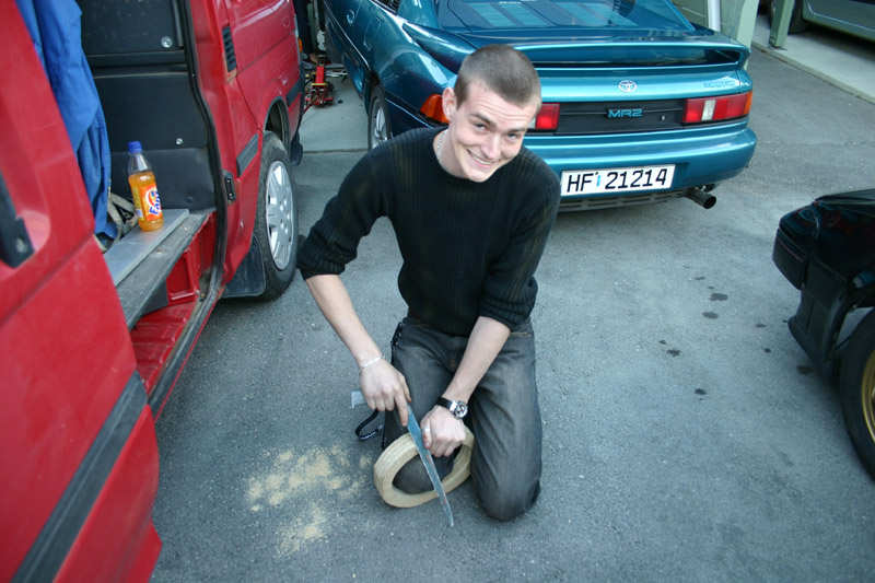 Da må jo såklart høyttaler-ringer lages, er ikke akkurat så dype disse bildørene..