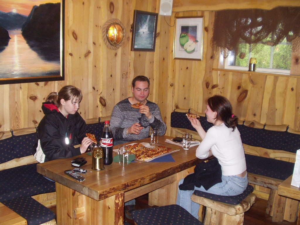 Ute og spiser pizza..